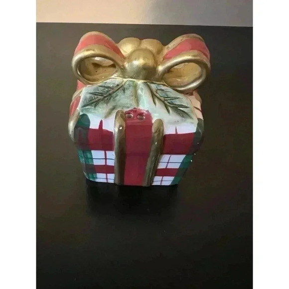 Fitz and Floyd Snowman and Gift Plaid Salt and Pepper Shaker Set - Picture 6 of 10